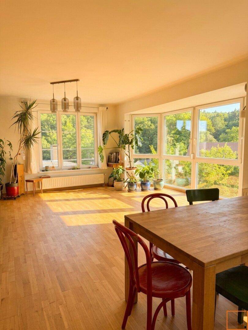 Wohnzimmer mit Blick ins Grüne