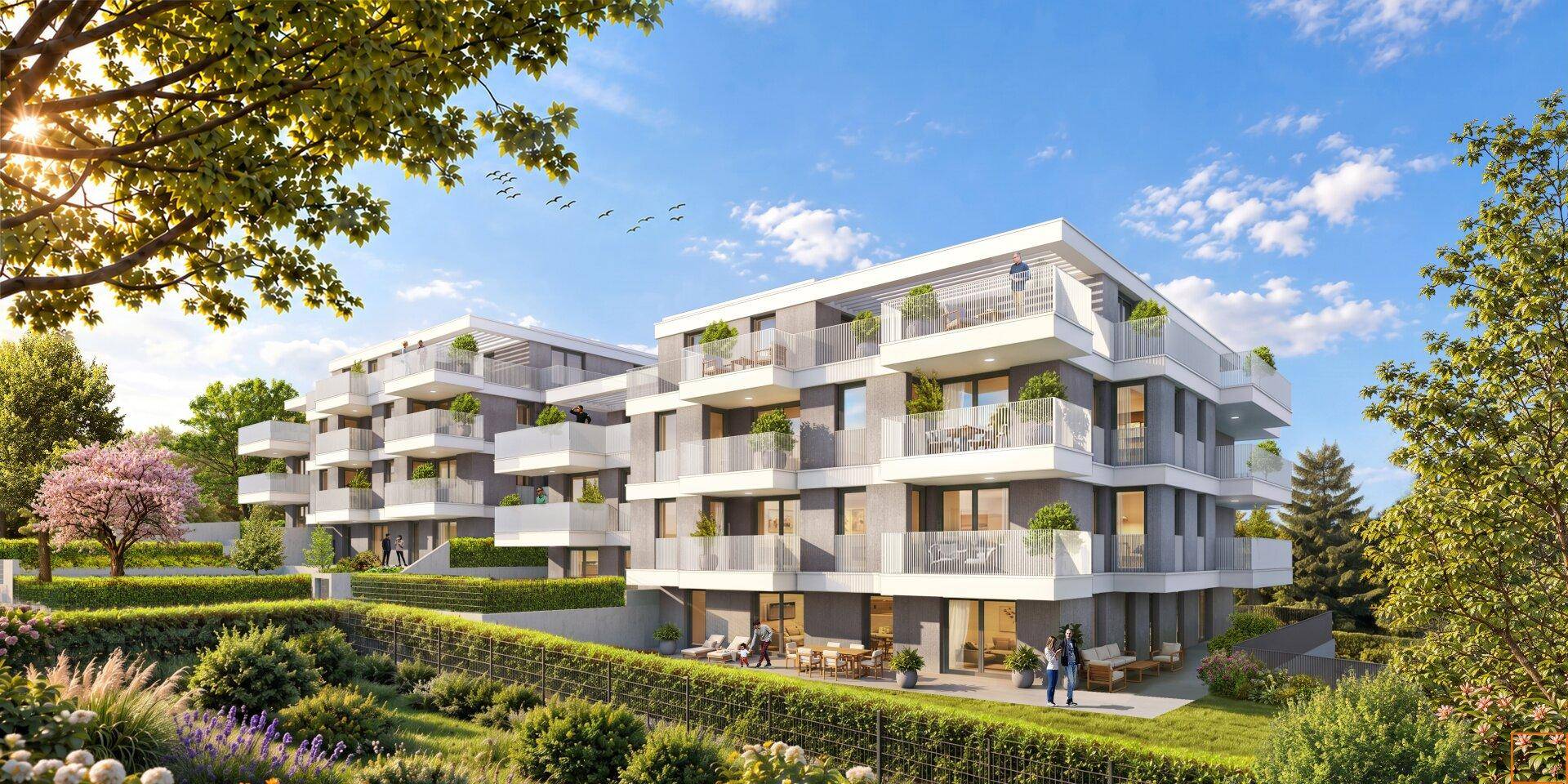 Moderne Wohngebäude mit hellen Fassaden, Balkonen und Terrassen, umgeben von gepflegter Grünfläche.