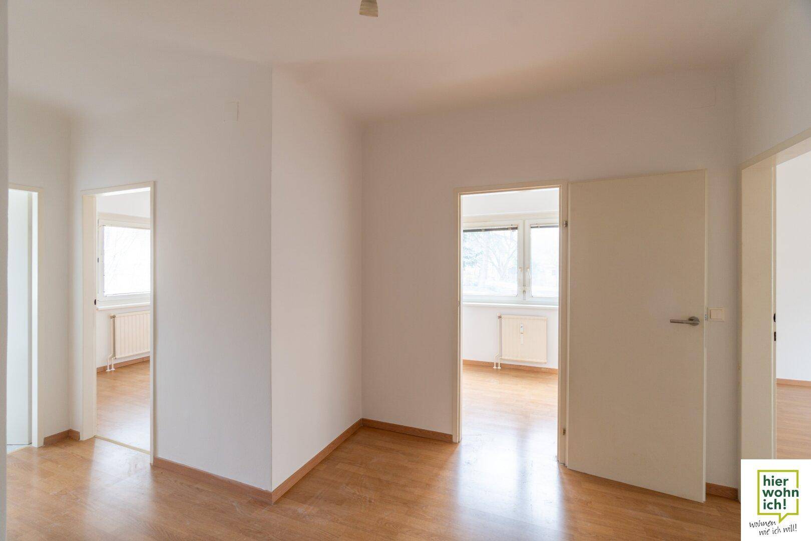 Heller Flur mit mehreren Türen, der zu verschiedenen Räumen der Wohnung führt.