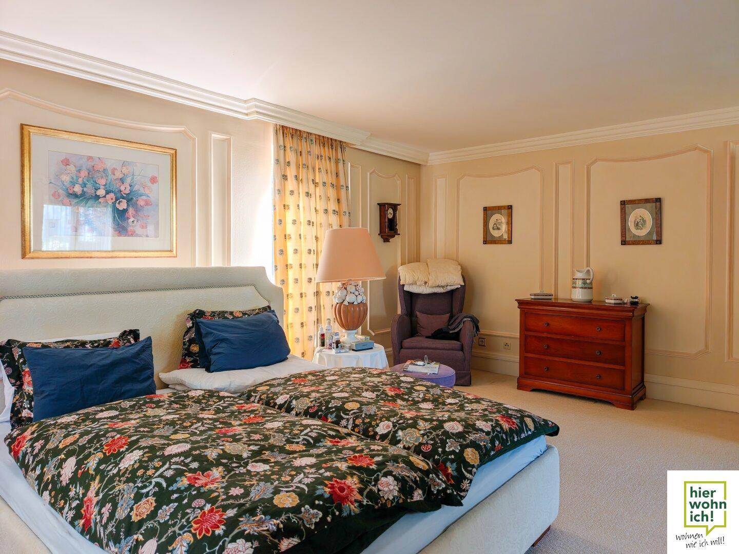 Geräumiges Schlafzimmer mit Doppelbett, Teppichboden und klassischer Wandgestaltung.