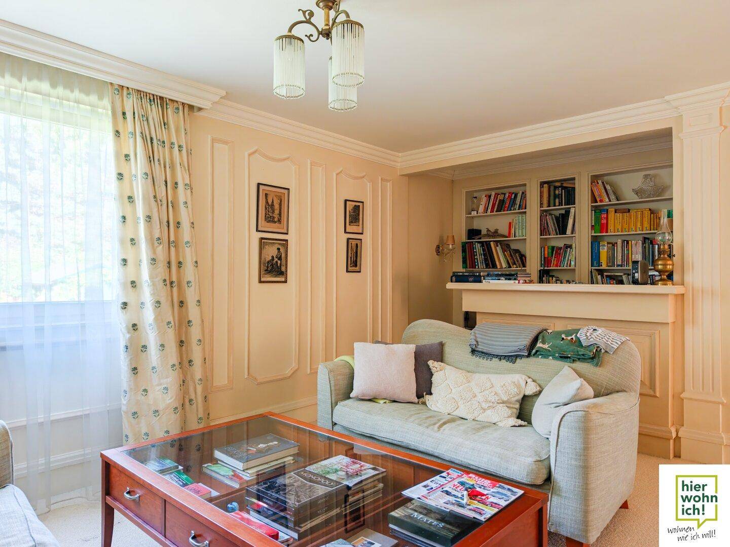 Gemütlicher Wohnbereich mit Sofa, Couchtisch und integriertem Bücherregal.