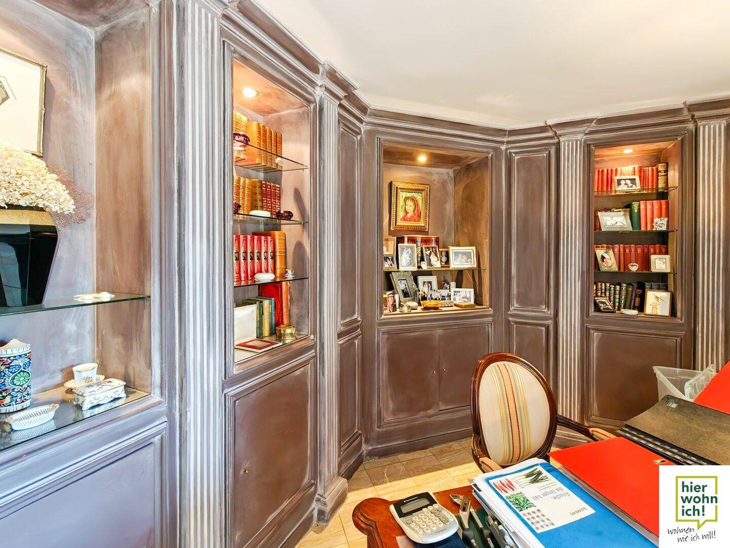 Detailansicht des Arbeitszimmers mit eingebauten Bücherregalen und klassischer Einrichtung.