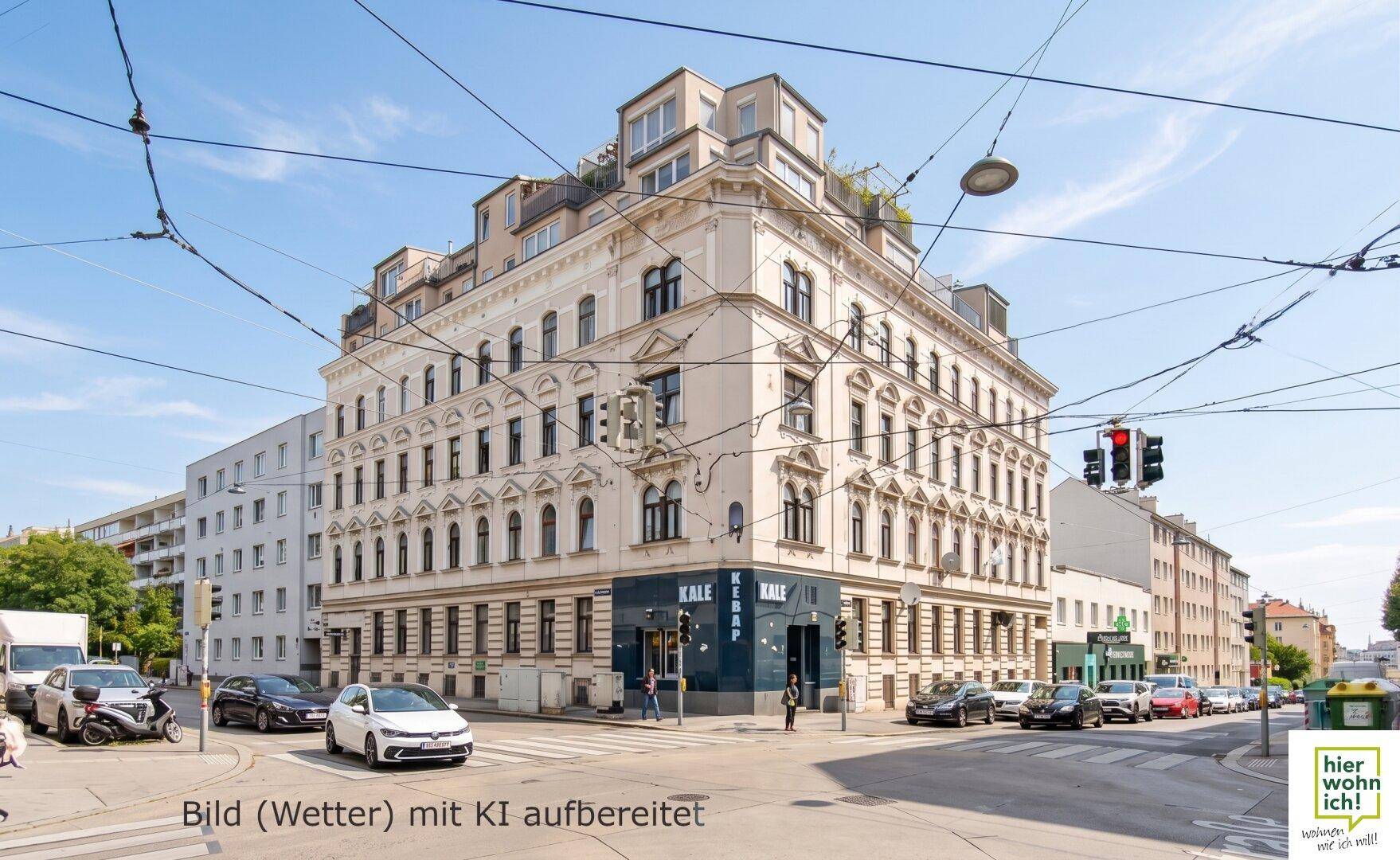 Historisches Eckgebäude mit moderner Dachaufstockung und belebter Straßenkreuzung.