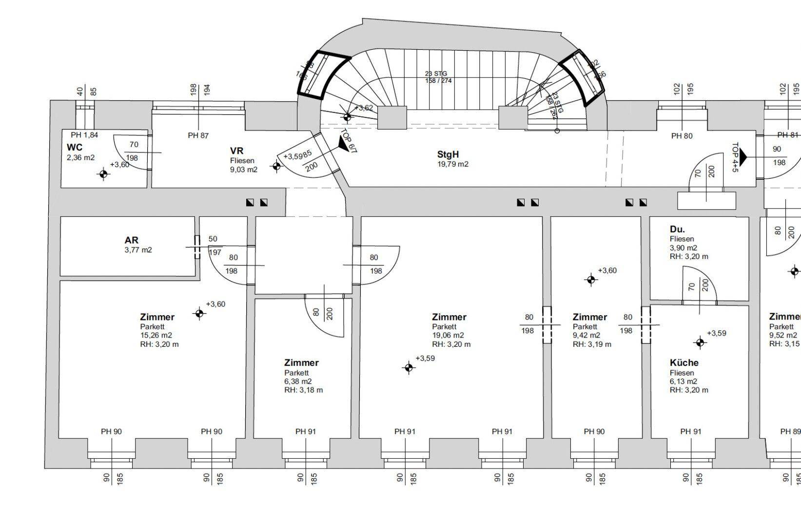 Grundriss einer Etage mit mehreren Zimmern, WC, Dusche und hohen Decken.