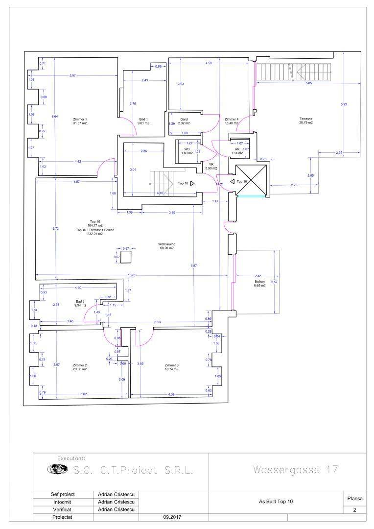 Grundriss einer Wohnung mit mehreren Zimmern, drei Bädern, Gäste-WC, Terrasse und Balkon.