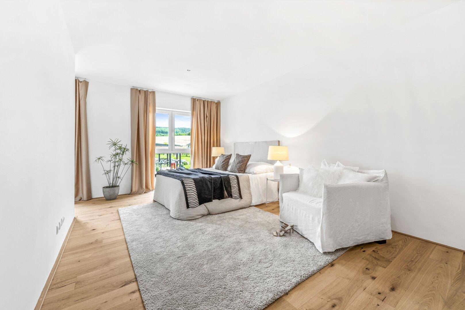 Geräumiges Schlafzimmer mit Holzboden, großem Fenster und hellem Ambiente.