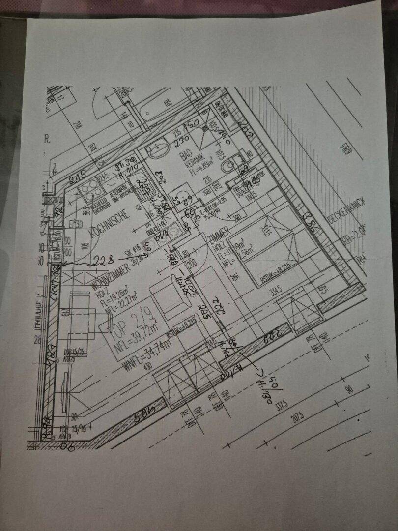 Detaillierter Grundrissplan mit Raumaufteilung und Bemaßungen für eine Wohneinheit.
