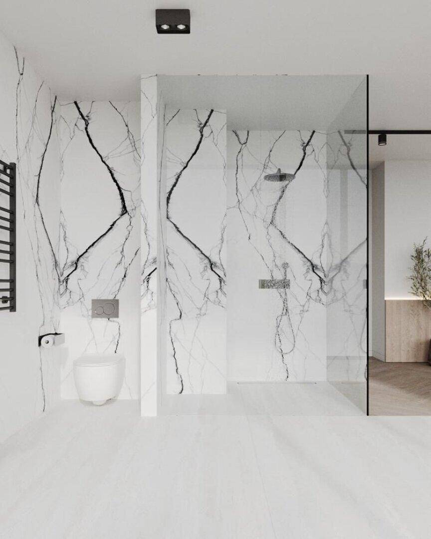 Minimalistisches Badezimmer mit begehbarer Dusche, wandhängender Toilette und Marmorwänden.