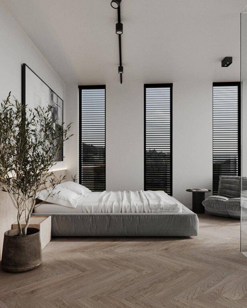 Modernes Schlafzimmer mit minimalistischem Design, Holzboden und großen Fenstern mit Jalousien.