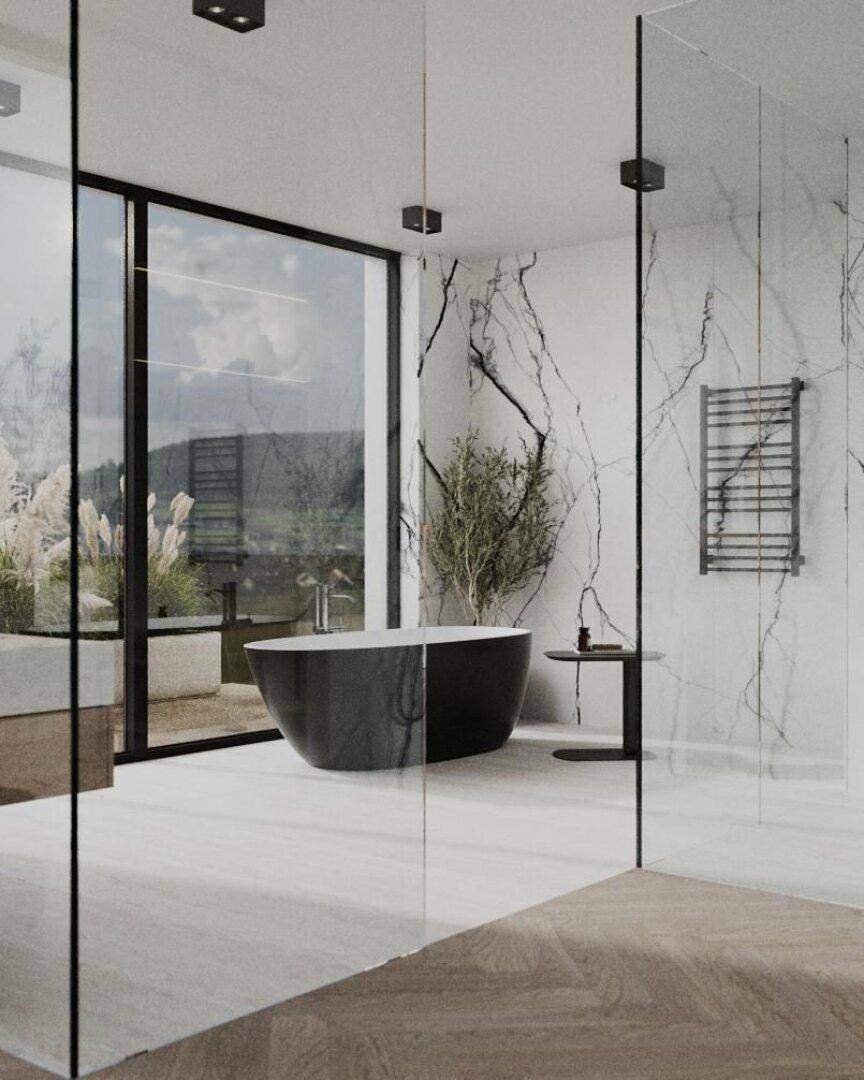 Modernes Badezimmer mit freistehender Badewanne, Marmorwänden und großen Fenstern mit Aussicht.