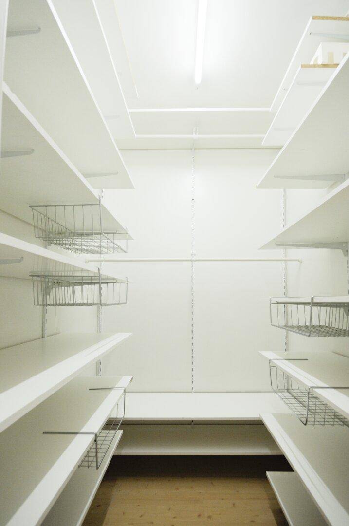 Praktischer Abstellraum mit vielen Regalen und Ablagemöglichkeiten für zusätzlichen Stauraum.