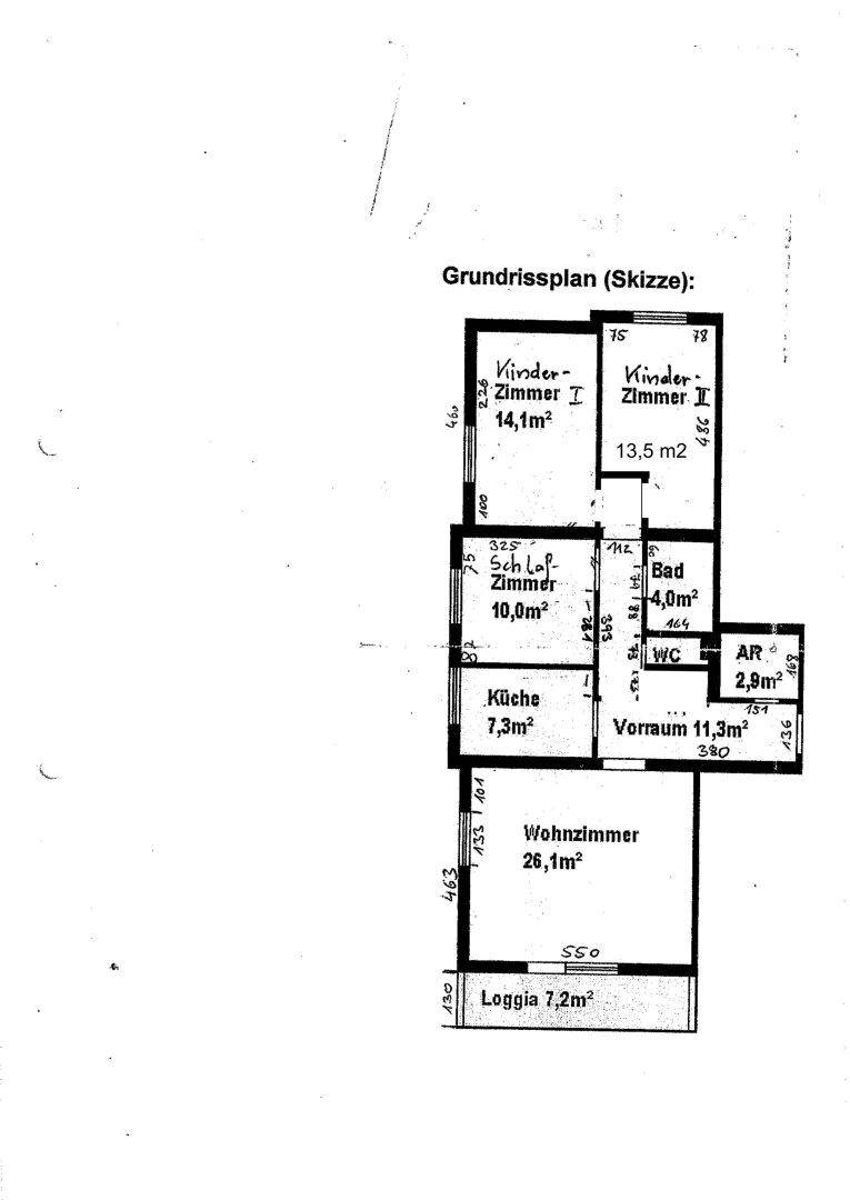 Grundriss-Skizze einer Wohnung mit mehreren Zimmern, Küche, Bad und Loggia.