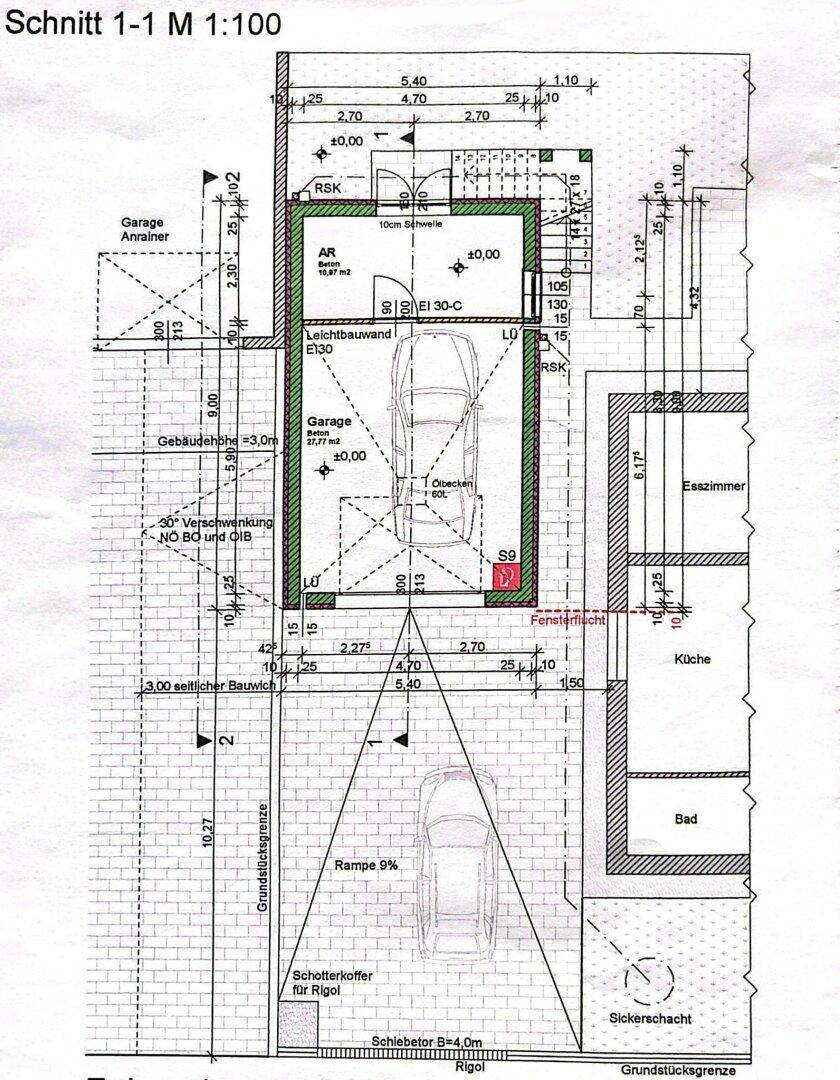 Schnittzeichnung des Hauses mit Garage, Zufahrt und angrenzenden Räumen.
