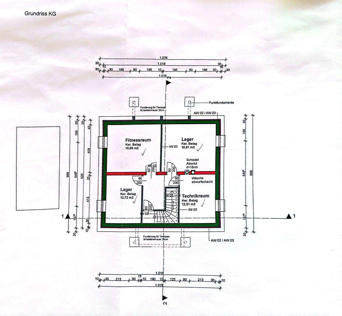 Grundriss des Kellergeschosses mit Fitnessraum, Lagerräumen und Technikbereich.
