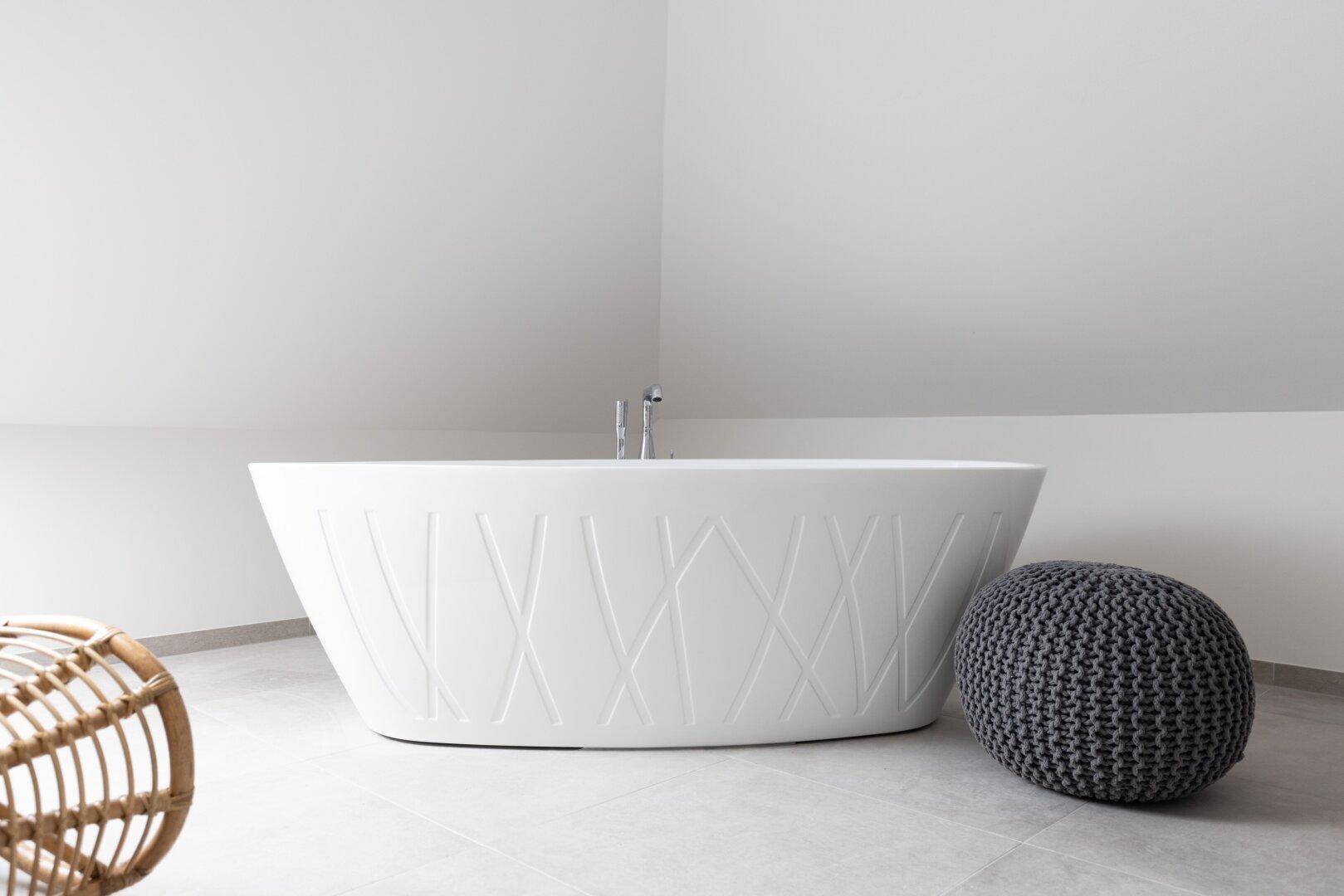 Freistehende Badewanne in einem modernen Badezimmer im Dachgeschoss.