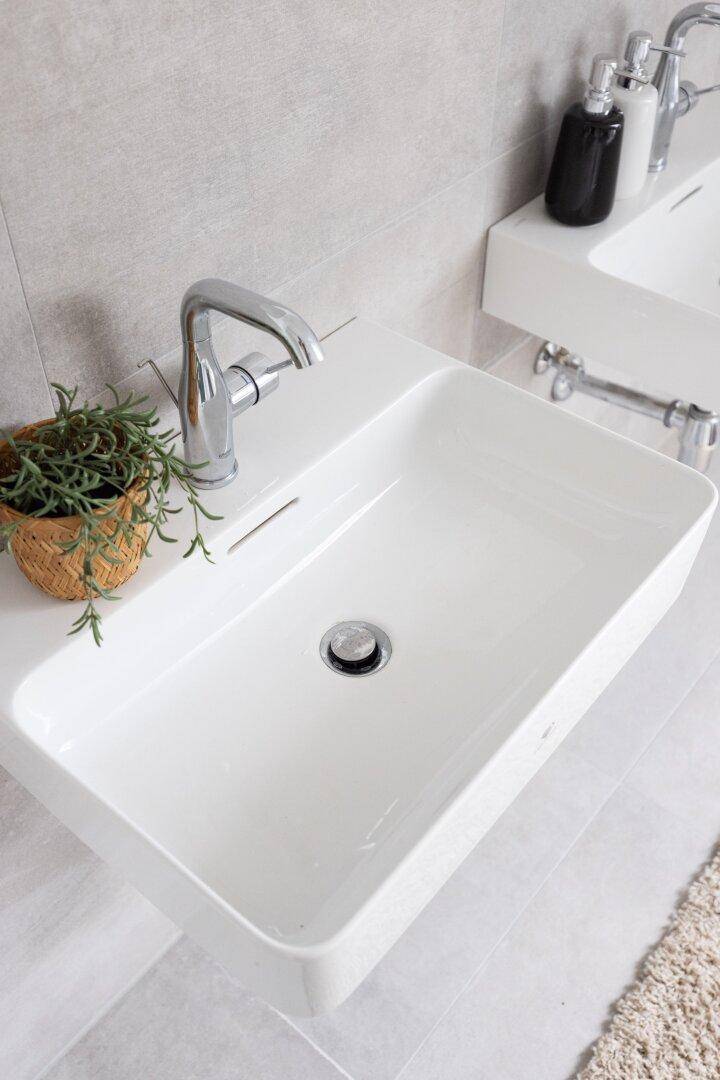 Detailansicht eines modernen rechteckigen Waschbeckens im Badezimmer.