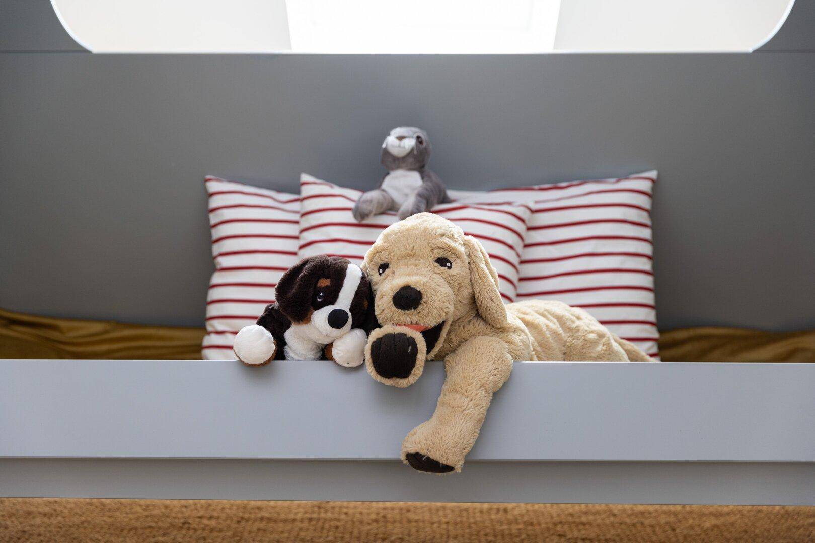 Kuscheltiere in einem Kinderbett oder Spielbereich.