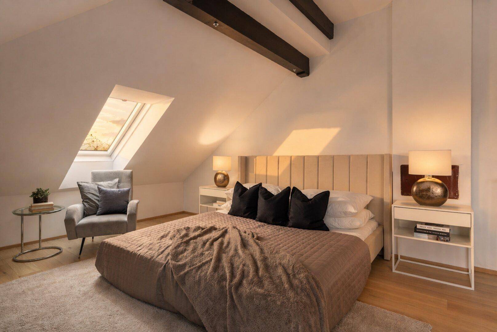 Schlafzimmer im Dachgeschoss mit Holzbalken, Bett und Dachfenster.