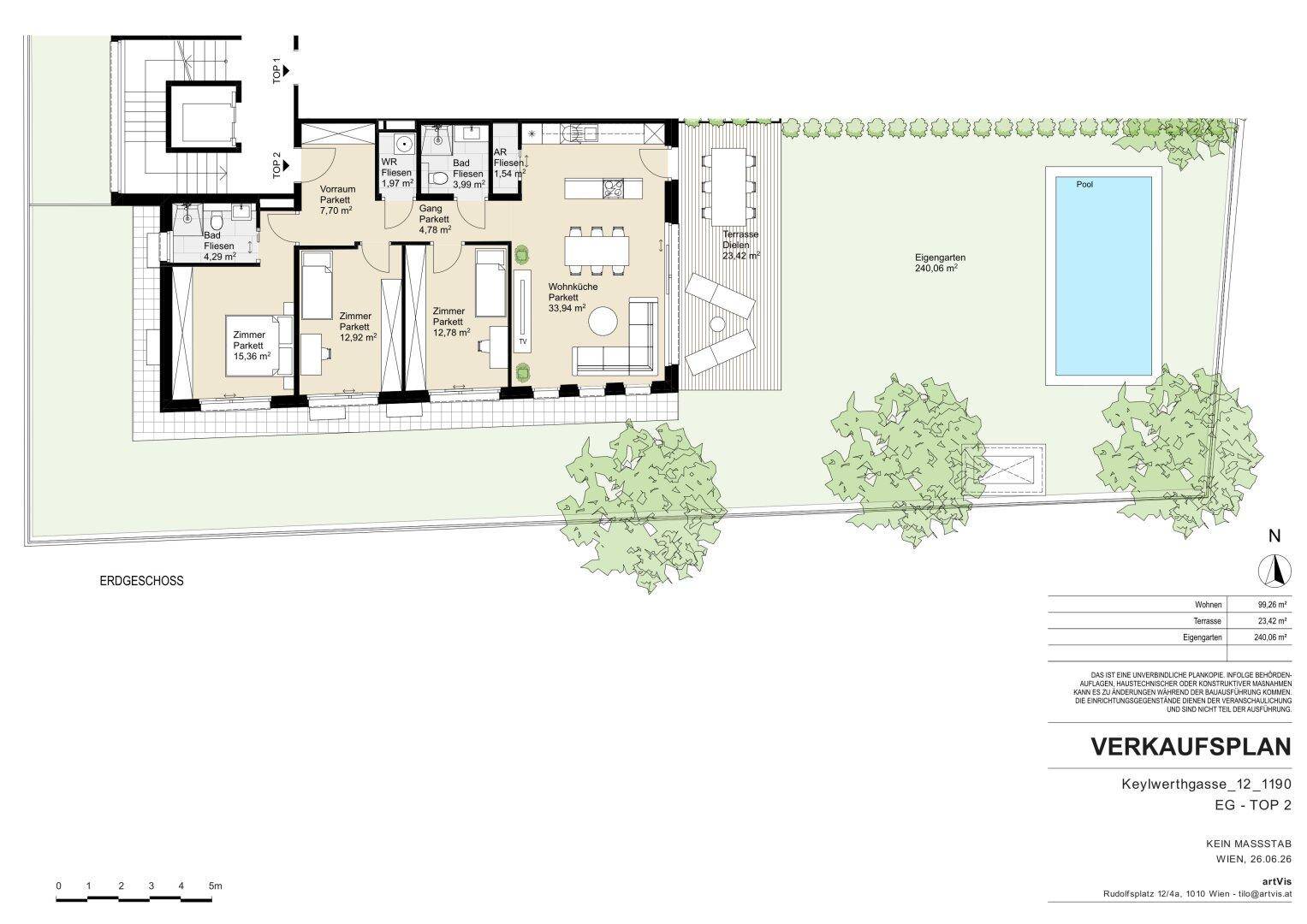 Grundriss des Erdgeschosses mit offenem Wohnbereich, großem Garten, Terrasse und privatem Pool.