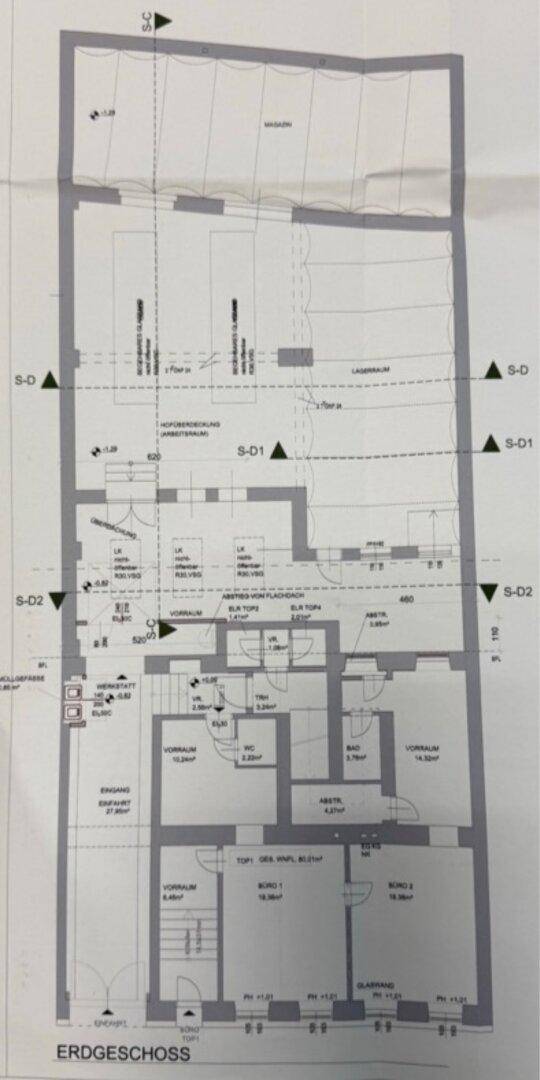 Grundriss des Erdgeschosses mit Büroräumen und Eingangsbereich.
