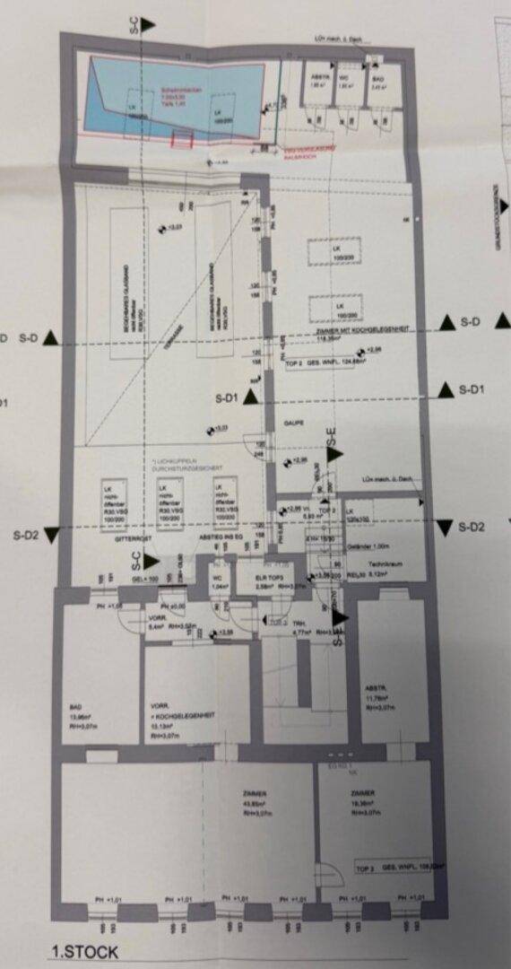 Grundriss des ersten Stocks mit Zimmern, Bädern und Kochgelegenheit.