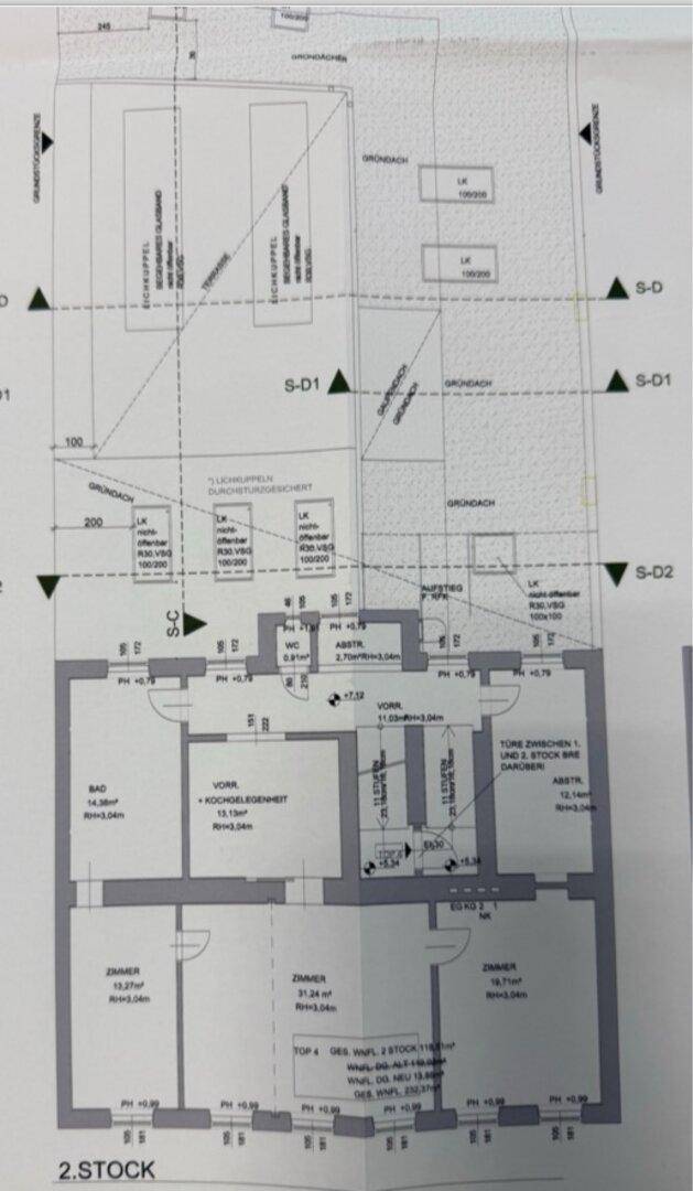 Grundriss des zweiten Stocks mit Zimmern, Bädern und Kochgelegenheit.