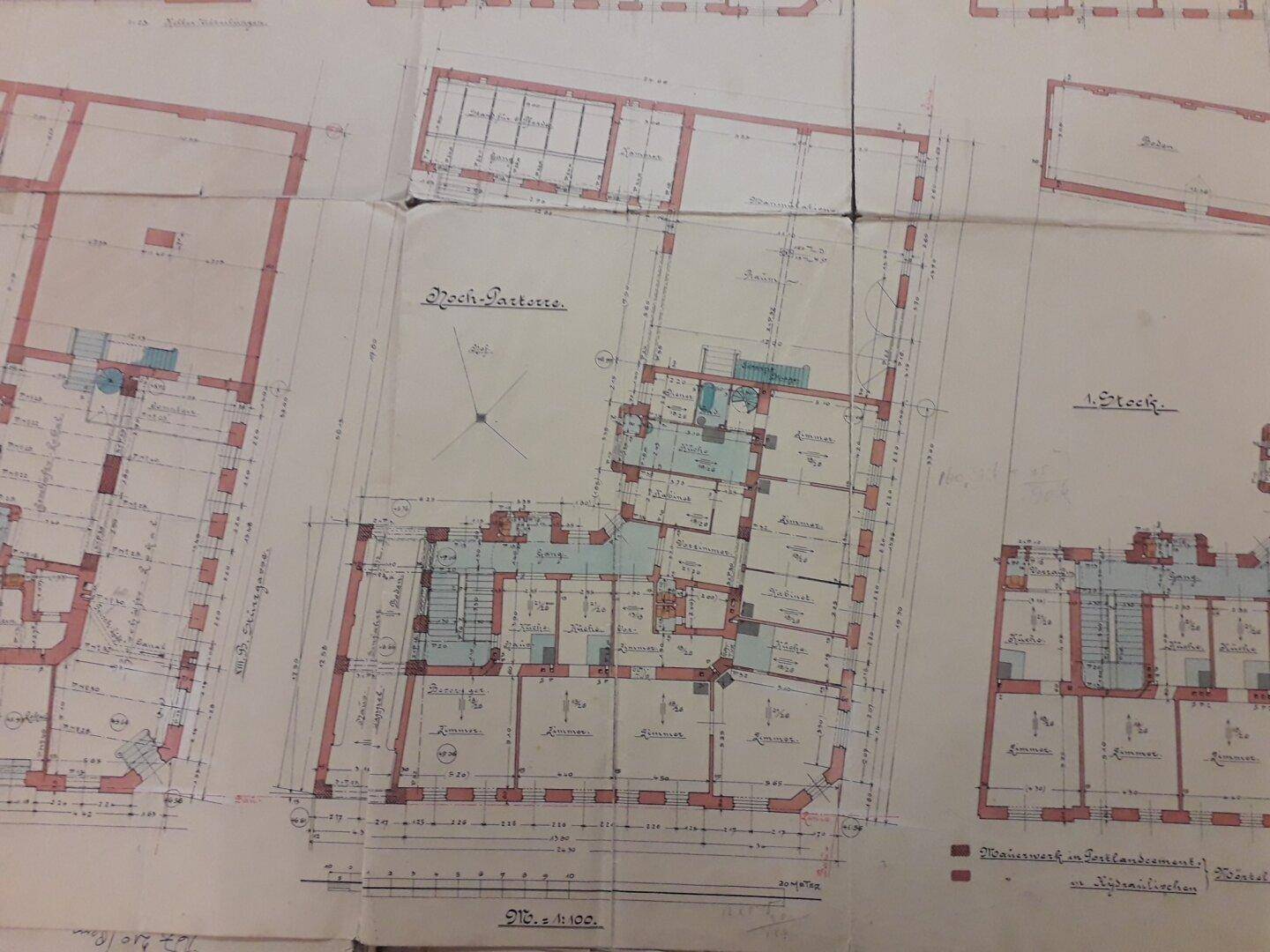 Detaillierter historischer Grundrissplan mit Erdgeschoss und erstem Stock, zeigt Raumaufteilung und Gebäudestruktur eines Wohnhauses.