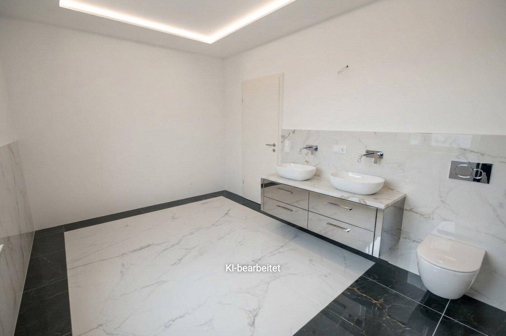Modernes Badezimmer mit Doppelwaschtisch, Wand-WC und glänzenden Marmorfliesen.