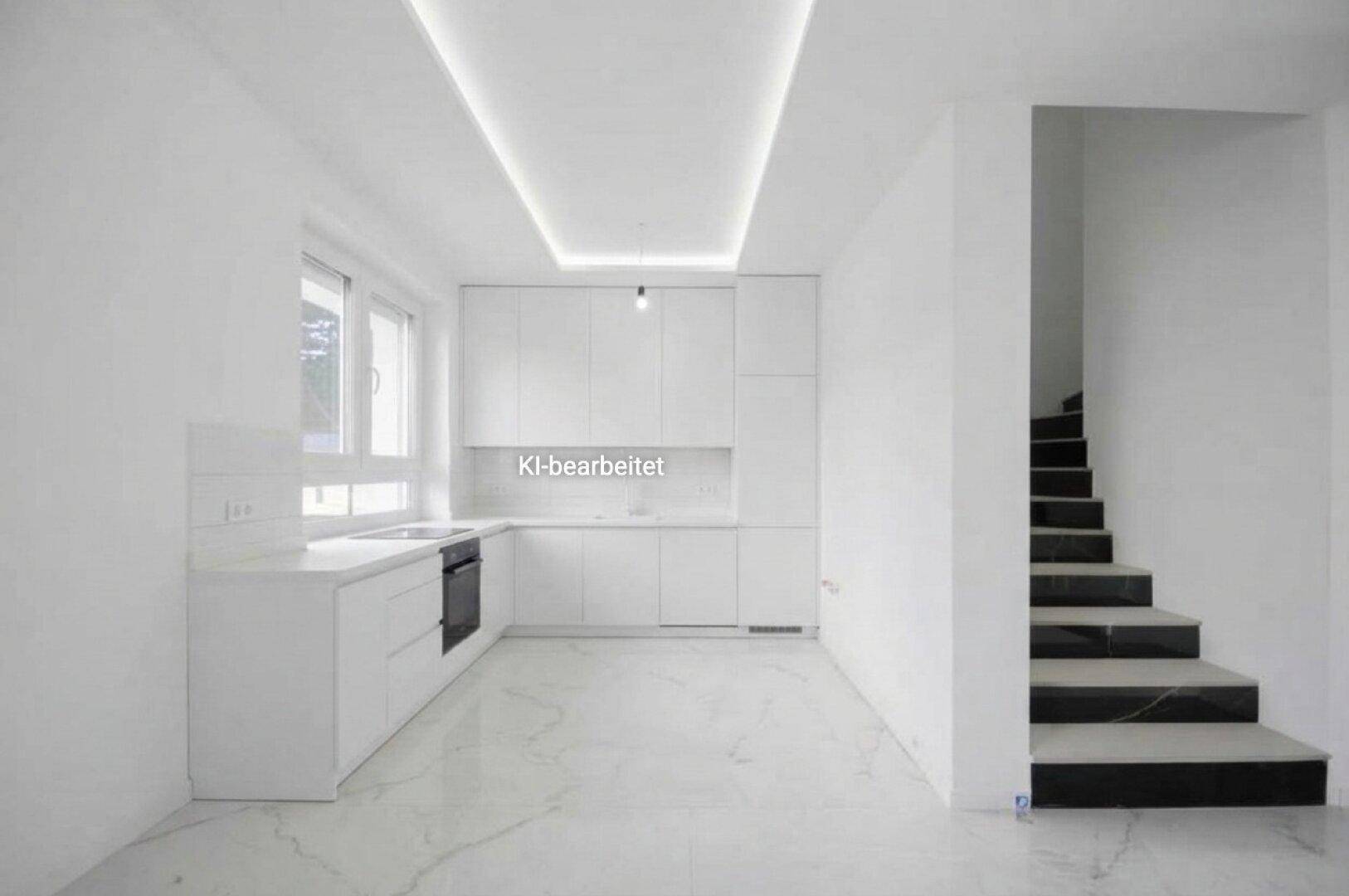 Helle, moderne Küche mit weißen Schränken, Marmorfliesenboden und integrierten Geräten.