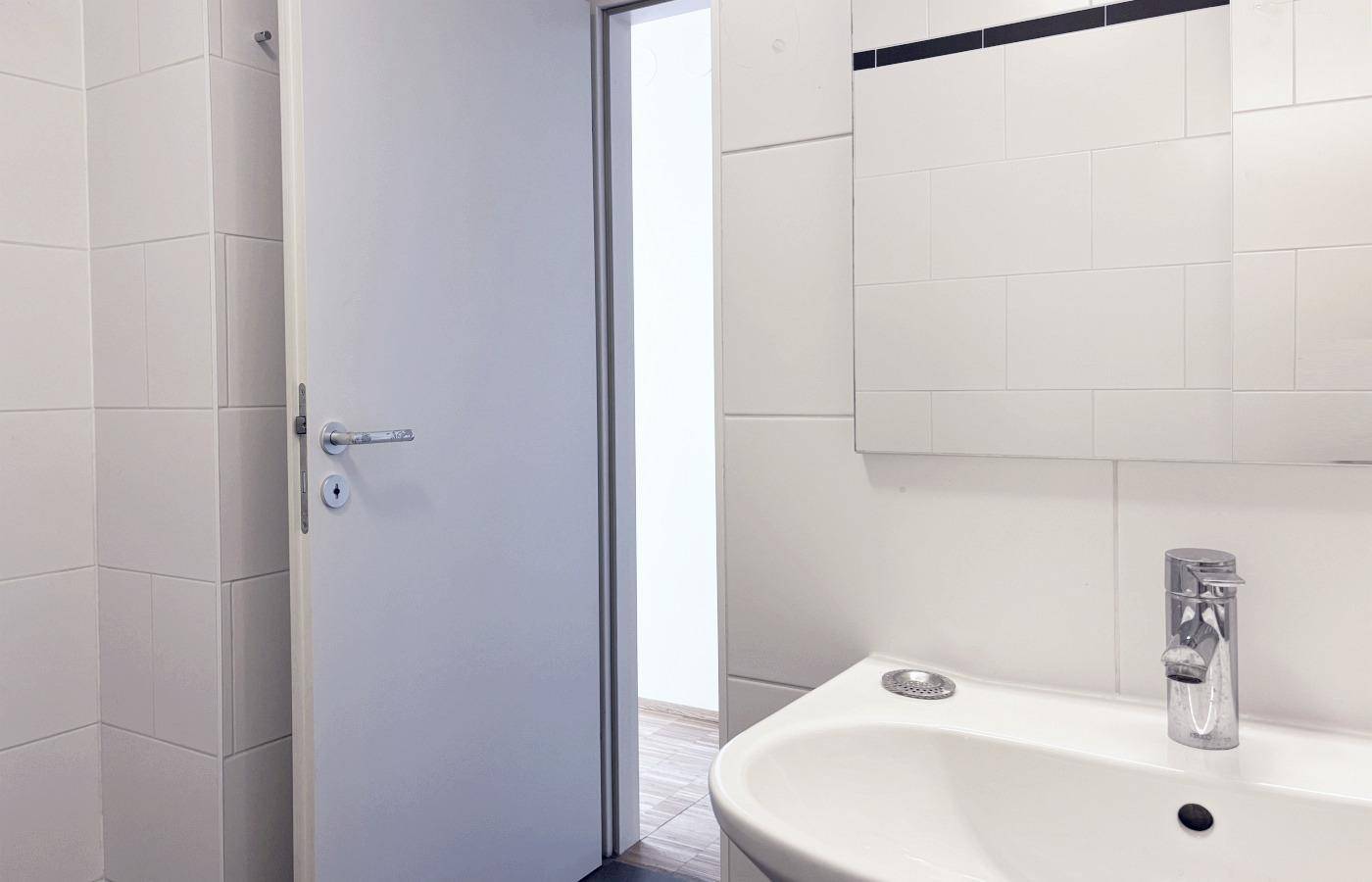DIREKT BEIM NESTROYPLATZ - DACHWOHNUNG MIT BALKON, TERRASSE UND DACHTERRASSE - Mehr