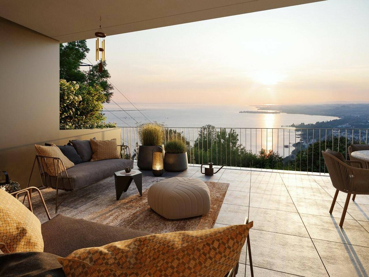 Abendlicher Blick von einer eleganten Terrasse mit modernen Möbeln und Pflanzen auf den Bodensee bei Sonnenuntergang (Pfänderhöhe).