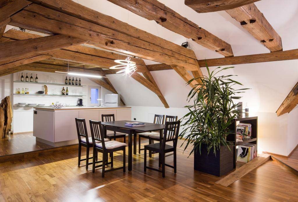 Esstisch mit Bar unter Dachboden mit Dachschräge