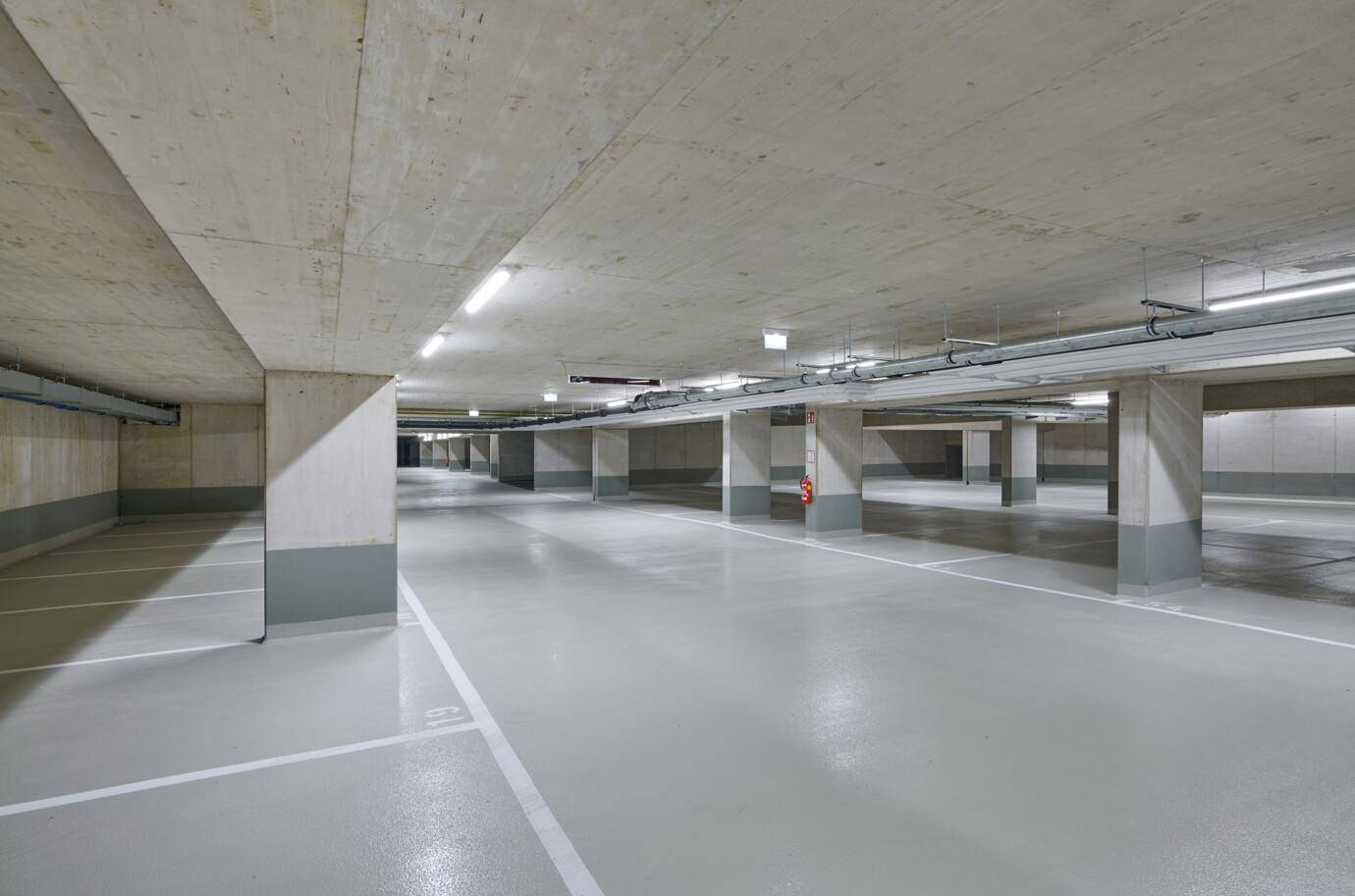 Geräumige Tiefgarage mit vielen Stellplätzen und moderner Beleuchtung.