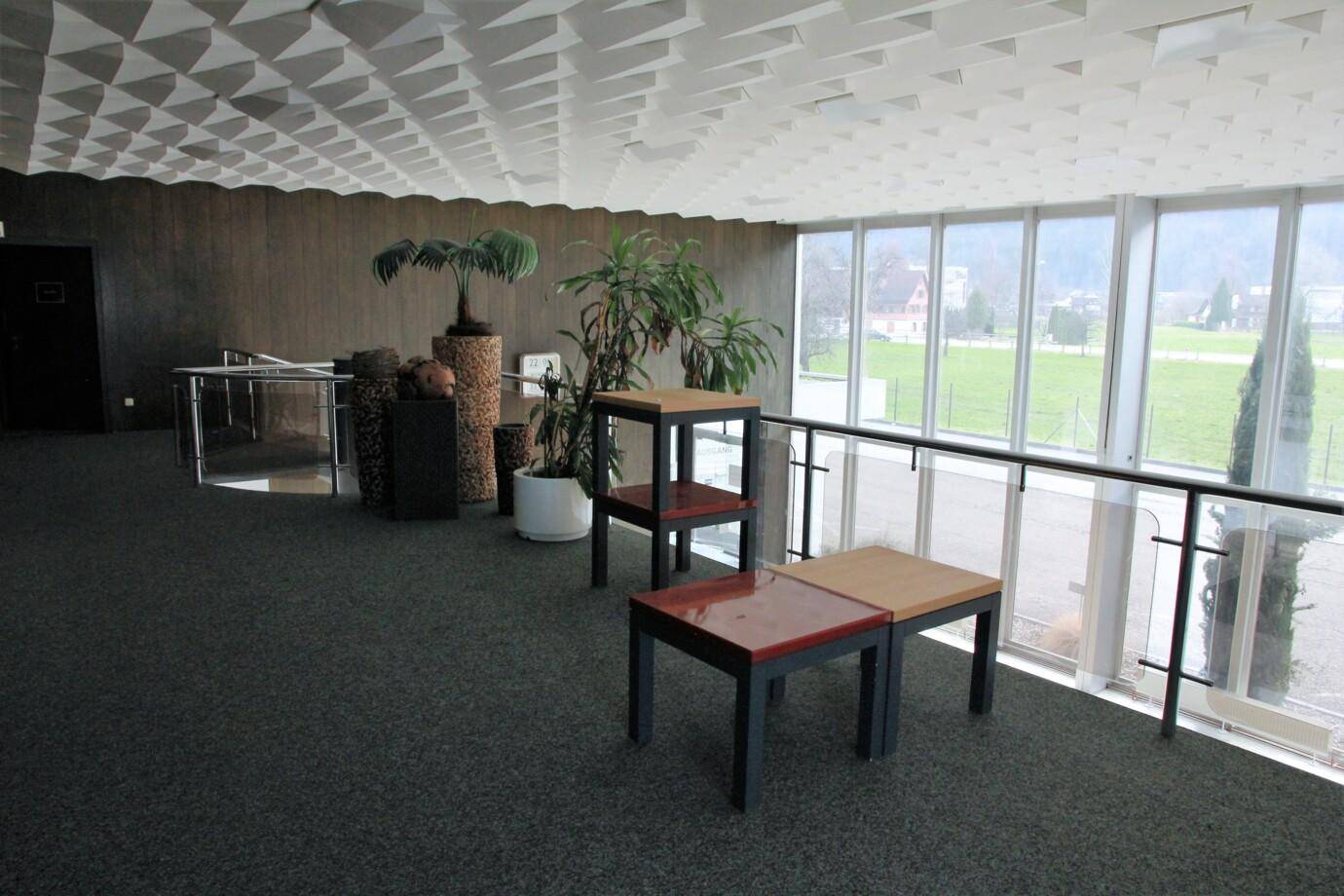 Heller Flur im Obergeschoss mit großen Fenstern und Blick ins Grüne.