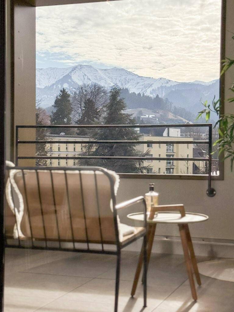 Atemberaubender Panoramablick auf die schneebedeckten Berge von einem gemütlichen Balkon aus genossen.