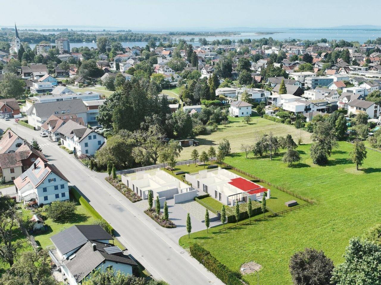 Luftaufnahme der modernen Neubauten in ländlicher Umgebung mit Blick auf den See.