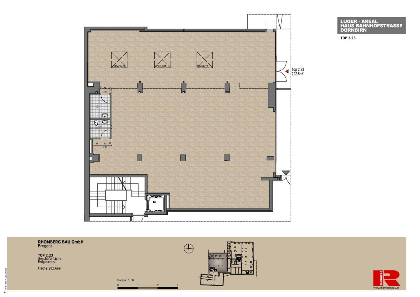 Grundriss eines großen Gewerberaums im Erdgeschoss mit Aufzug und Treppenhaus.