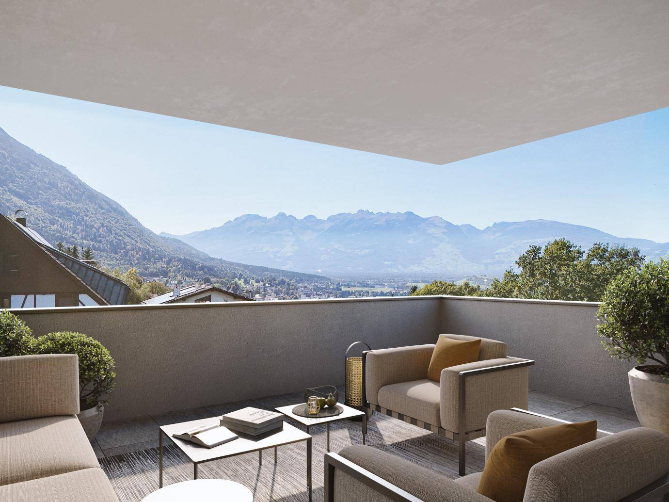 Balkon am Rauhenweg mit modernen Lounge-Möbeln, Tischen und Pflanzen, mit Blick auf ein Bergpanorama und Tal (Bänken).