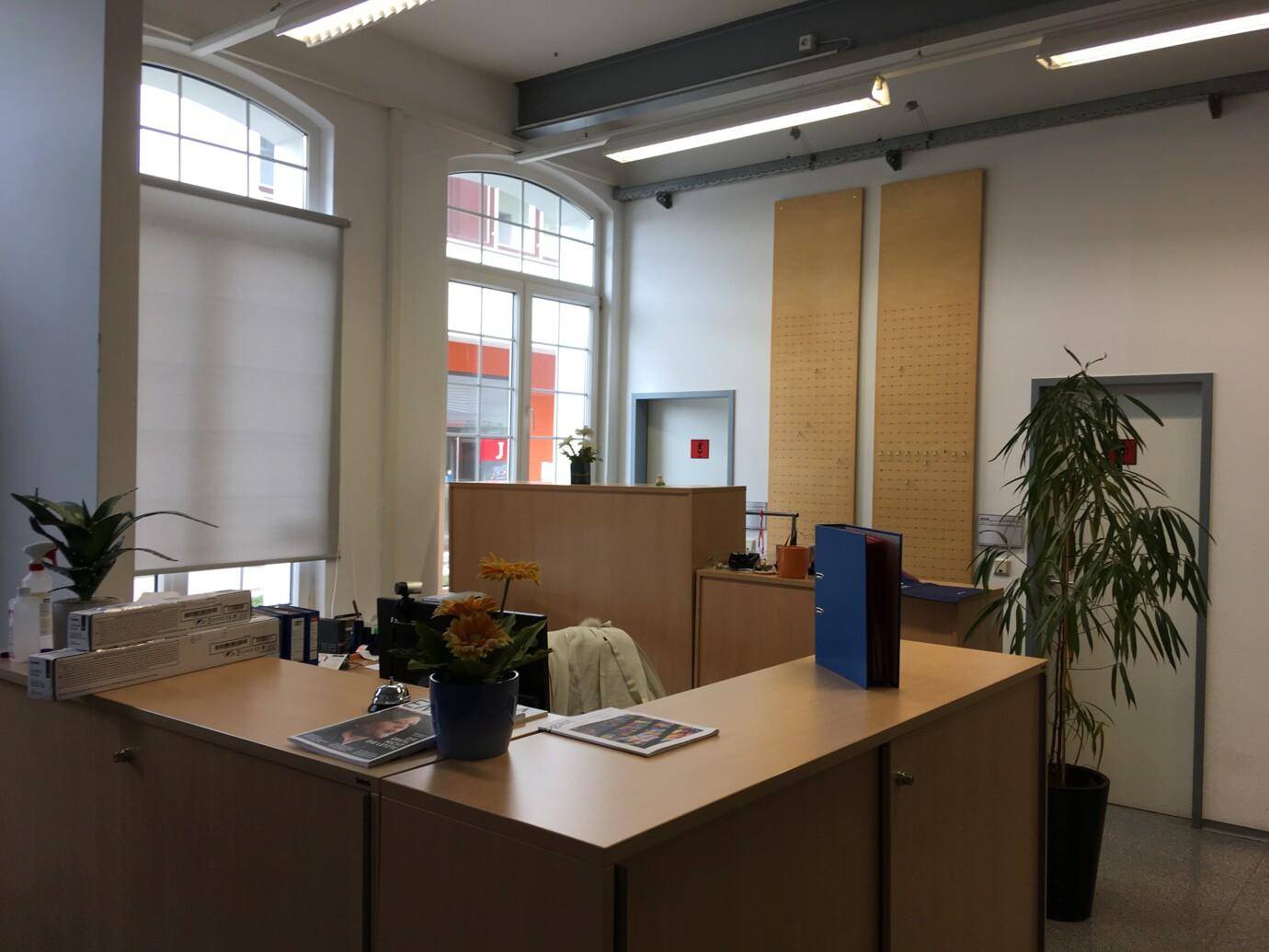 Rhomberg's Fabrik Büro mit Schreibtisch, PC und Fenster 3