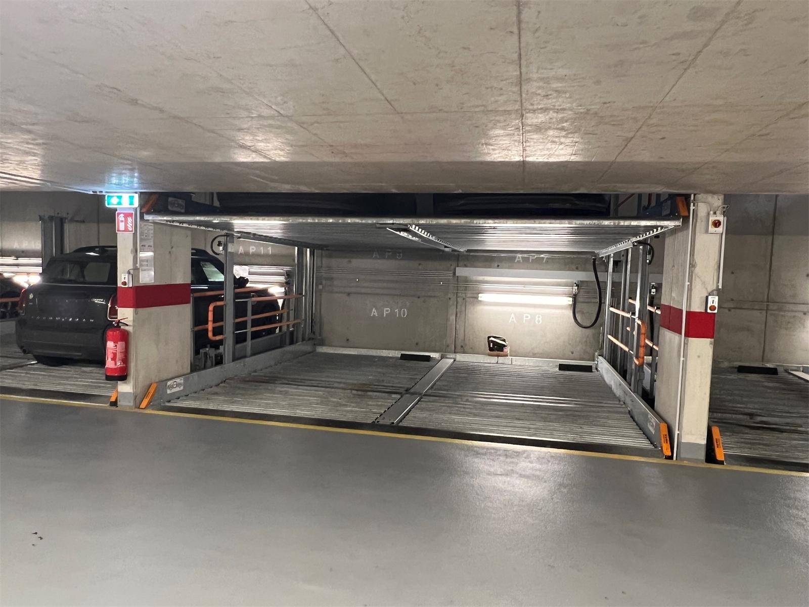 Moderne Tiefgarage mit automatischen Parksystemen für effizientes Parken von Fahrzeugen.