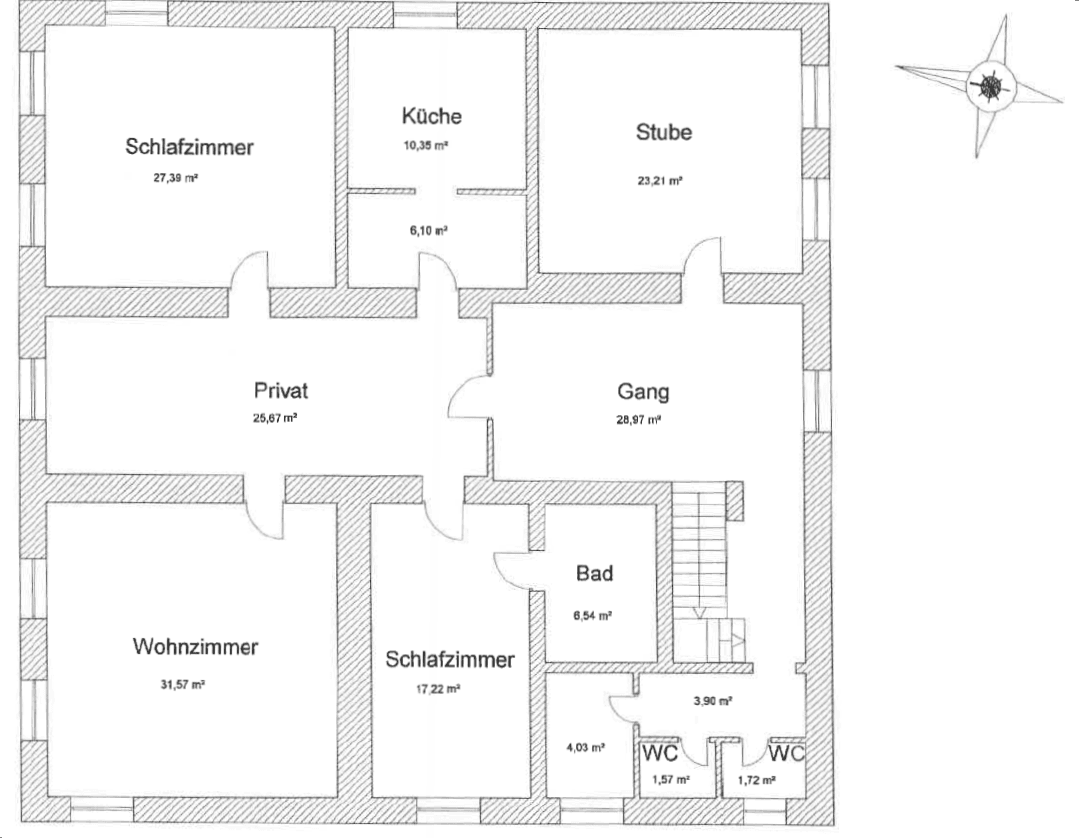 Grundriss eines Obergeschosses mit Schlafzimmern, Wohnzimmer, Küche und Bädern.