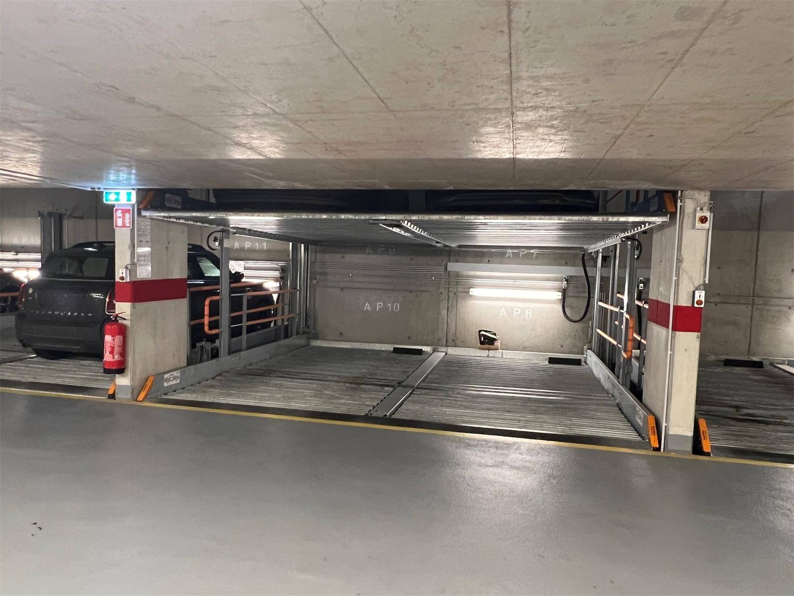 Moderne Tiefgarage mit Doppelparkern für effizientes und platzsparendes Abstellen von Fahrzeugen.