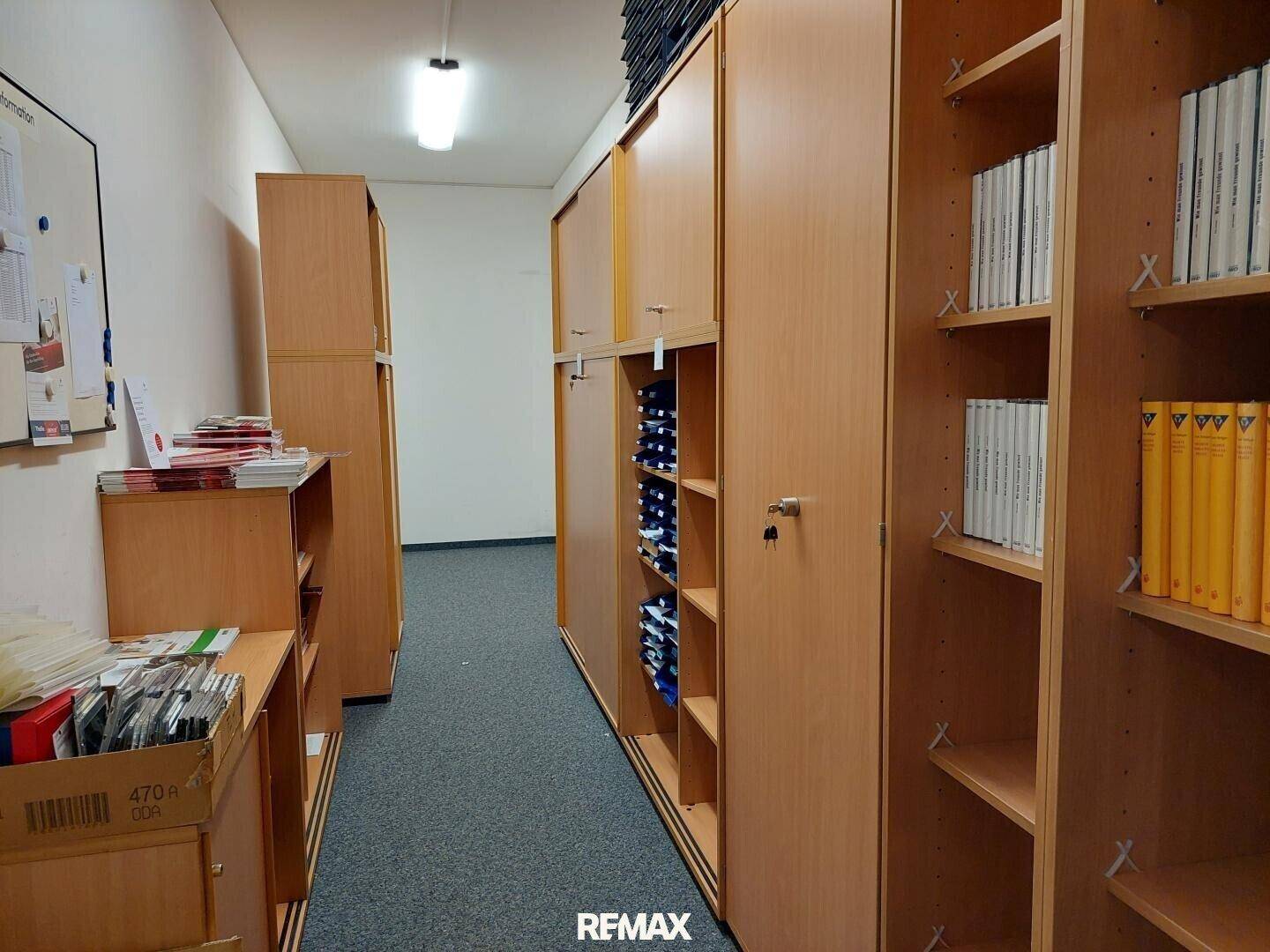 Geräumiger Abstellraum mit vielen Regalen und Schränken für Akten und Büromaterial.