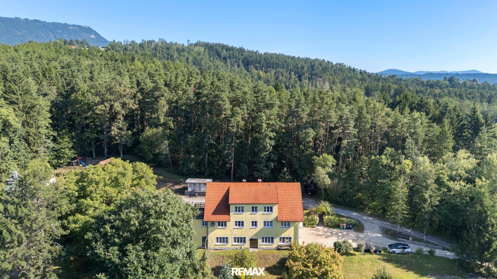 Das Anwesen ist von dichtem Wald umgeben und bietet eine ruhige Lage in der Natur mit Weitblick.