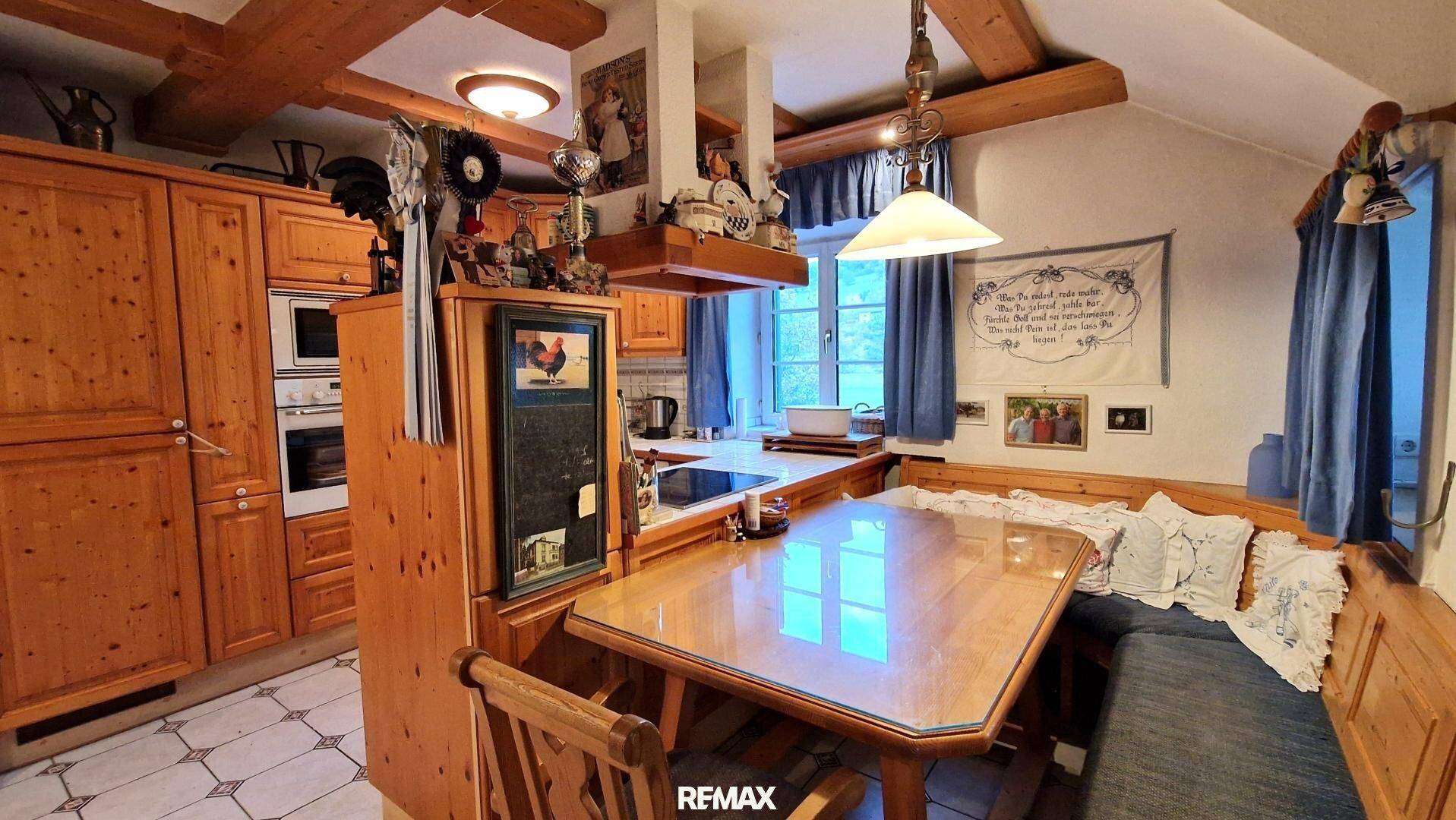 Rustikale Wohnküche mit Holztisch und Eckbank, ideal für gemeinsame Mahlzeiten.