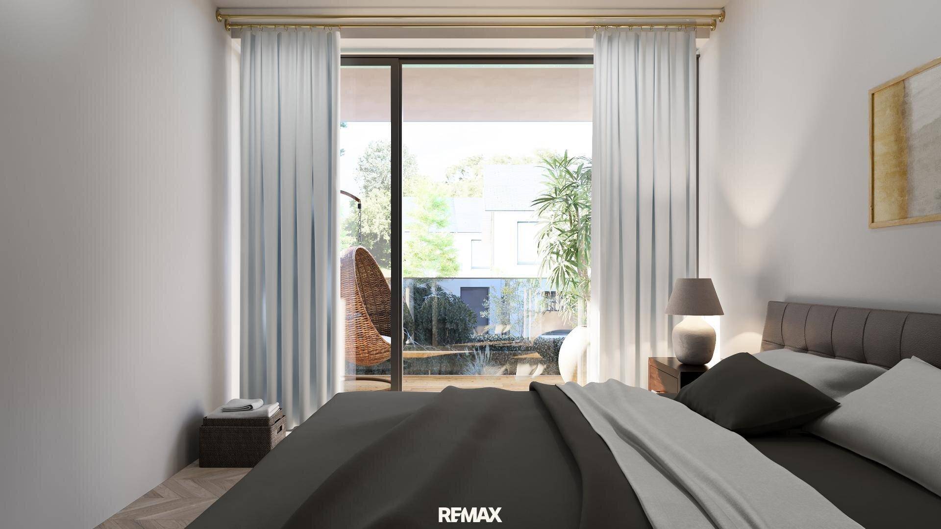 Modernes Schlafzimmer mit Zugang zu einem Balkon und viel natürlichem Licht.