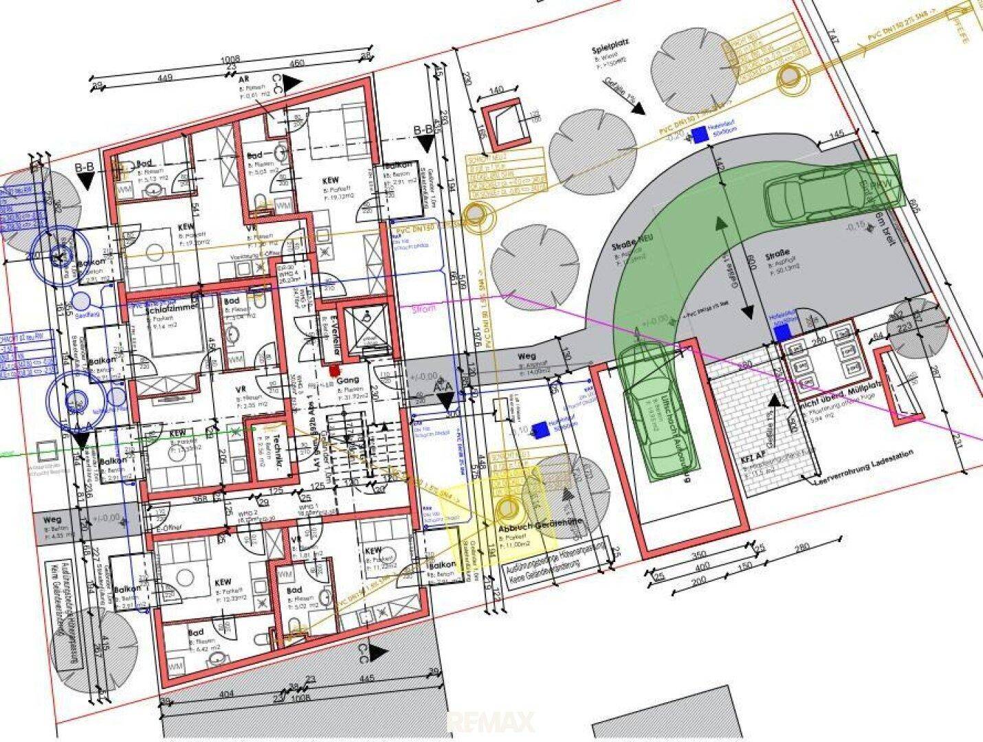 Detaillierter Lageplan des Gebäudes mit Außenanlagen, Parkplätzen und Zufahrten.