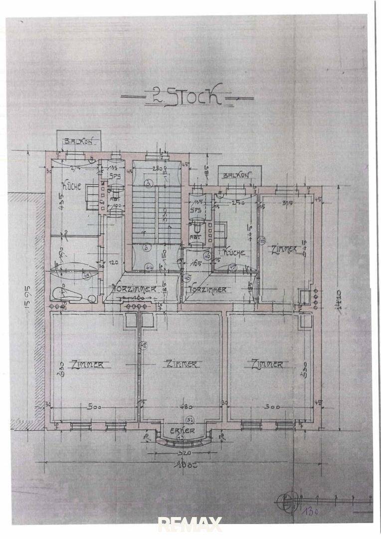 Handgezeichneter Grundriss des zweiten Stocks mit mehreren Zimmern, zwei Küchen, zwei Bädern und zwei Balkonen.