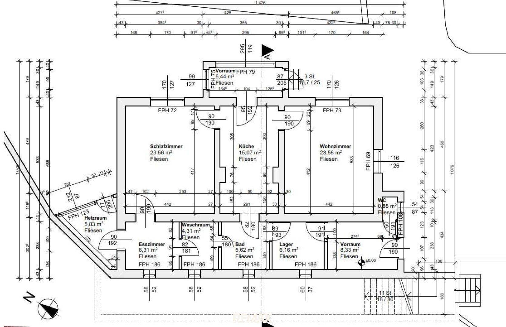 Grundriss des Erdgeschosses mit Schlafzimmer, Küche, Wohnzimmer und Nebenräumen.