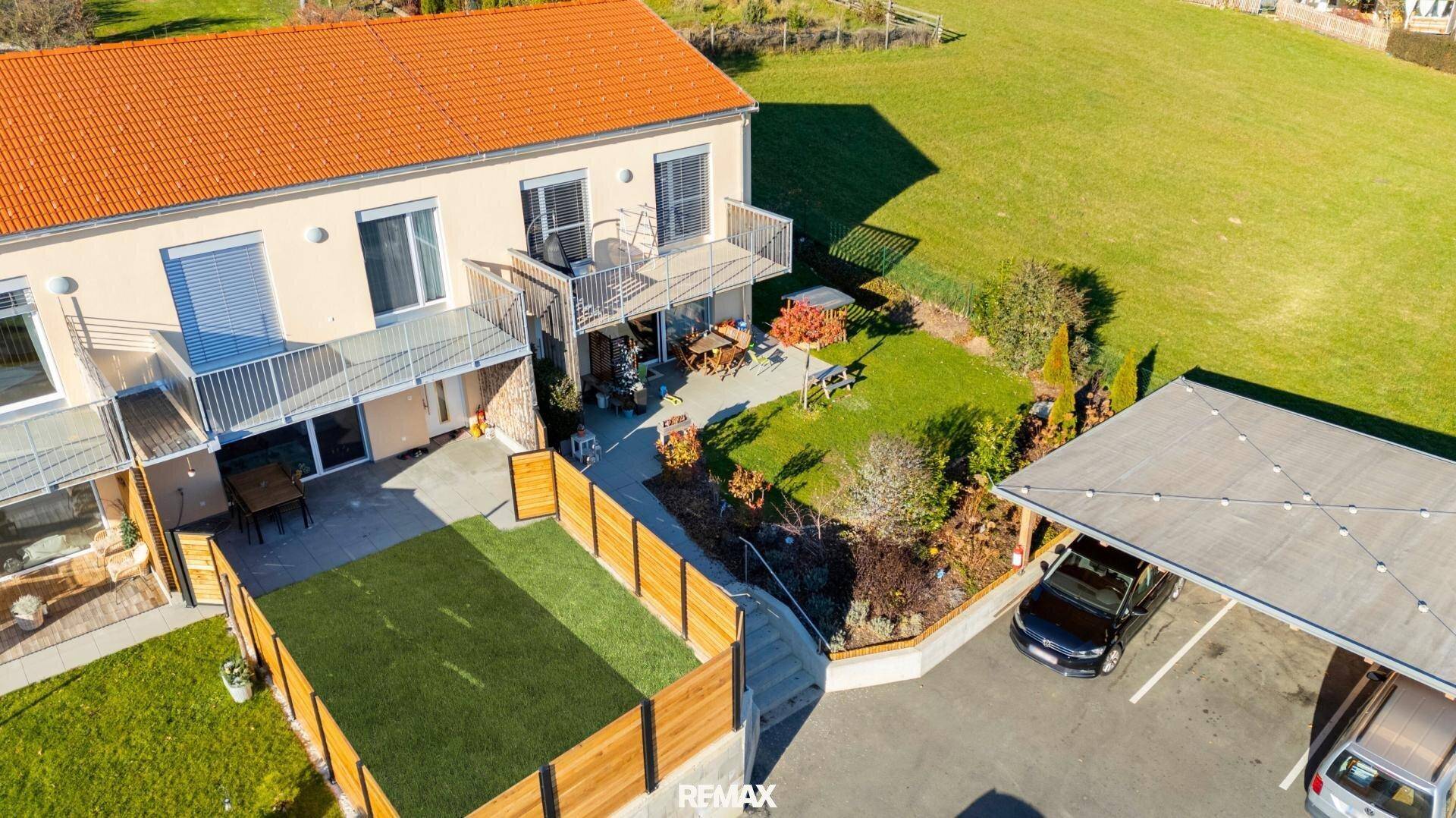 Luftaufnahme des Hauses mit Garten, Terrassen und Carport in ländlicher Umgebung.